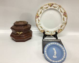 COLONIAL WILLIAMSBURG MAHOGANY OCTAGON TEA CADDY WITH KEY AND 2 WEDGWOOD PLATES ONE LADY GOLFER AND PORCELAIN LUNCHEON PLATE