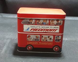  VTG. PIEDMONT AIRWAYS CHARLOTTE TO LONDON TIN VINTAGE LOCAL MEMORABILIA FROM WINSTON SALEMS OWN PIEDMONT AIRWAYS SOUVENIR TIN FROM DIRECT FLIGHTS FROM CHARLOTTE NC TO LONDON ENGLAND. THIS TIN WAS MADE IN ENGLAND.