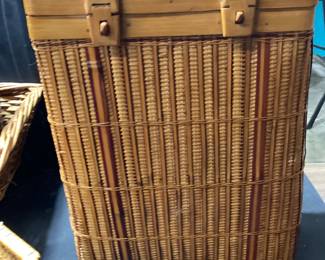 11 VINTAGE BASKETS PICNIC BASKET, FISH BASKET AND MORE
