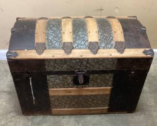 ANTIQUE CAMELBACK/DOME TOP STEAMER TRUNK w TIN & WOOD SLAT WITH INSIDE LINER NO SHIPPING PICKUP ONLY
