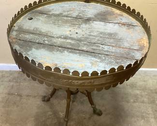 VINTAGE BRASS FRENCH STYLE GUERIDON OR SIDE TABLE, DECORATIVE SCALLOPED BRASS ON TRIPOD BASE NO SHIPPING PICKUP ONLY