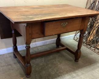 ANTIQUE DROP LEAF TAVERN TABLE DESK, DOVETAIL JOINT, TURNED LEGS, 1 SIDE SWINGOUT DROPLEAF, NO SHIPPING PICKUP ONLY