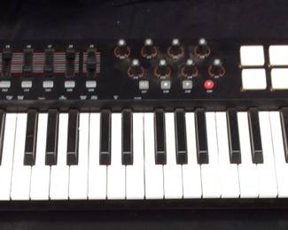 M AUDIO OXYGEN 61 KEYBOARD, POWERS ON BUT NEEDS 9 9 VOLT POWER CORD