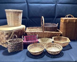 11 VINTAGE BASKETS PICNIC BASKET, FISH BASKET AND MORE