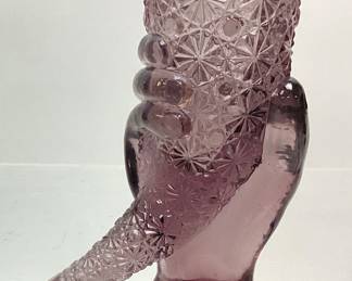 VTG. FENTON AMETHYST GLASS HAND CORNUCOPIA DAISY BUTTON VASE, 10in