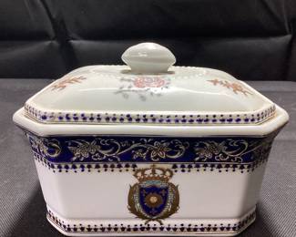 VTG. PORCELAIN BOX FEATURING THE ROYAL CREST OF CHATEAU DE VERSAILLES