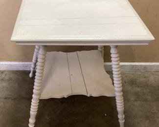VINTAGE 2 TIER SPINDLE LEGS SIDE TABLE NO SHIPPING PICKUP ONLY