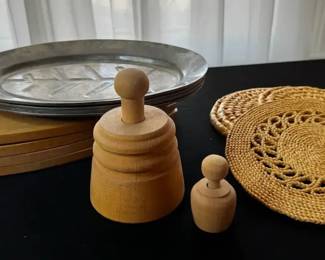 Set Of 4 Fish Plates, 3 Rattan Trivets, And 2 Butter Molds