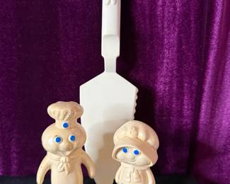 Vintage 1974 Plastic Pillsbury Poppin Fresh And Poppie SP Shakers W Doughboy Cake Server 