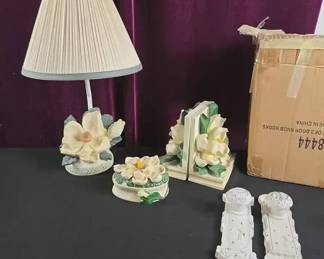 A Collection Of Vintage Magnolia Themed Hime Decor 6 Total Door Knob Hoooks