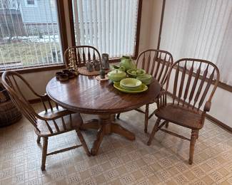 Oak breakfast/dining table and chairs, leaf included 
