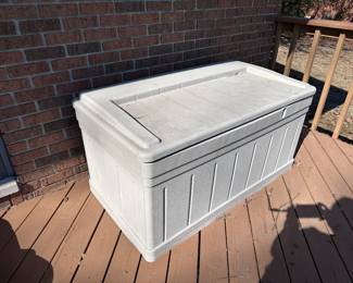 Large deck box in great condition