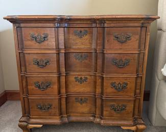 Maddox of Jamestown N.Y. chippendale style wood block bachelor’s chest of drawers. 4 drawers 4 inch deep. I believe from the 1970’s. Very light scratches on the top seen in pictures. Dimensions: 31”W x 17” D x 29”H $300