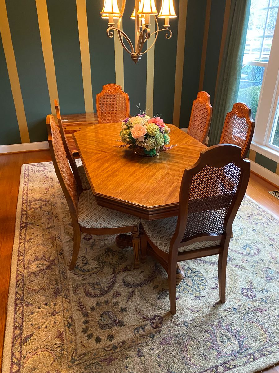 Bernhardt Dining Table & 6 chairs / incredible condition- $350
