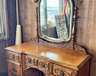 Antique Vanity dressing table and mirror
Wood wheels 
Taxidermy deer