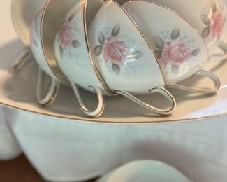 Delicate roses pattern service for 12