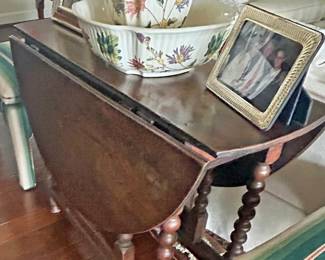 English Oak Gateleg Barley Twist Drop Leaf Table, 18th Century 28 x 36 x 54 in