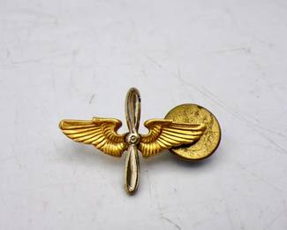 WWII-era United States Army Air Forces aviation cadet winged propeller collar insigni