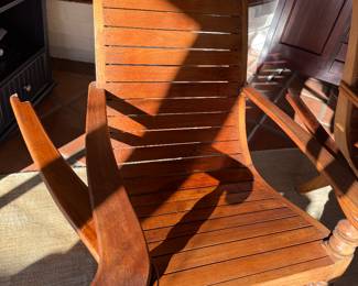 See the side piece slides out to hold the cigar 