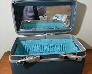 Royal Traveler Train Case