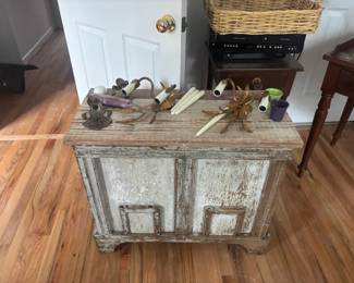 SMALL CHEST VINTAGE AND BRASS CANDLE HOLDERS