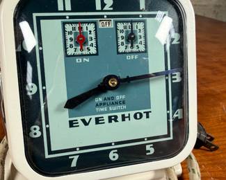 This lot features a vintage Everhot appliance time switch circa 1930s or 1940s, manufactured by the Swartzbaugh Manufacturing Company. Tested and in good working condition.