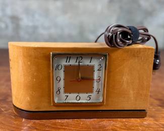This lot features a beautiful vintage electric clock manufactured by O.B. McClintock Co. in good working order. McClintock Chime Clock – Welcome To Hendersonville, NCThe O.B. McClintock Company, based in Minneapolis, Minnesota, was a prominent early 20th-century manufacturer specializing in bank protection systems, specifically electrical chime clocks and alarm systems. Founded by O.B. McClintock, the company evolved from earlier partnerships (McClintock-Loomis) to become a major installer of street clocks for banks across the US. 