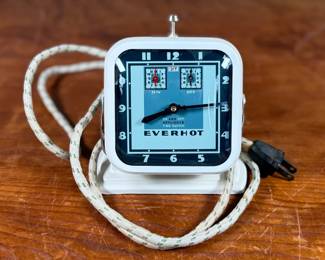 This lot features a vintage Everhot appliance time switch circa 1930s or 1940s, manufactured by the Swartzbaugh Manufacturing Company. Tested and in good working condition.