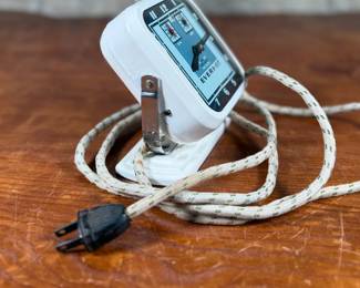 This lot features a vintage Everhot appliance time switch circa 1930s or 1940s, manufactured by the Swartzbaugh Manufacturing Company. Tested and in good working condition.