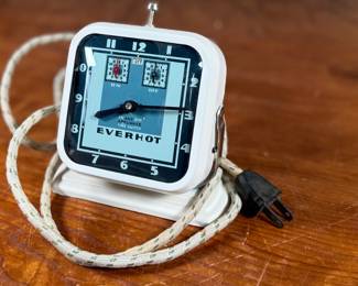 This lot features a vintage Everhot appliance time switch circa 1930s or 1940s, manufactured by the Swartzbaugh Manufacturing Company. Tested and in good working condition.