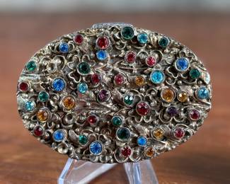 This lot features a pair of antique compacts manufactured by Dorset Fifth Avenue & Sweet Romance.