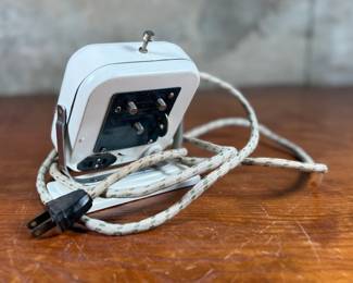 This lot features a vintage Everhot appliance time switch circa 1930s or 1940s, manufactured by the Swartzbaugh Manufacturing Company. Tested and in good working condition.