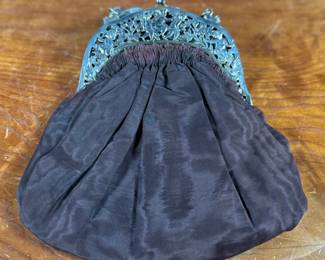 This lot features a stunning Victorian clutch purse bag with 800 silver clutch frame, with maker marks as shown in photos. Total approx. weight of the bag is 225.08 grams.