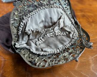 This lot features a stunning Victorian clutch purse bag with 800 silver clutch frame, with maker marks as shown in photos. Total approx. weight of the bag is 225.08 grams.
