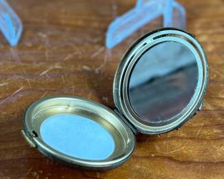 This lot features a pair of antique compacts manufactured by Dorset Fifth Avenue & Sweet Romance.