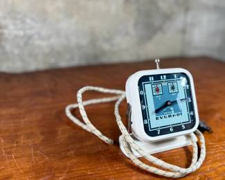 This lot features a vintage Everhot appliance time switch circa 1930s or 1940s, manufactured by the Swartzbaugh Manufacturing Company. Tested and in good working condition.