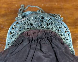 This lot features a stunning Victorian clutch purse bag with 800 silver clutch frame, with maker marks as shown in photos. Total approx. weight of the bag is 225.08 grams.