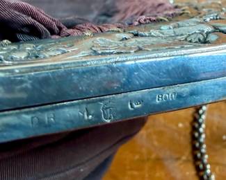 This lot features a stunning Victorian clutch purse bag with 800 silver clutch frame, with maker marks as shown in photos. Total approx. weight of the bag is 225.08 grams.