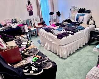  Clothing from Small to Size 22 and Shoes