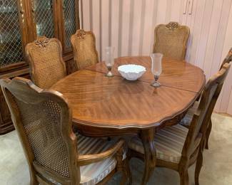 Drexel table, 6 chairs, 2 leaves, pads