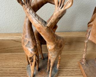 wooden giraffe sculpture
