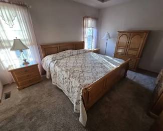  05 Complete Oak King Bedroom Set with TempurPedic Mattress  Lamps