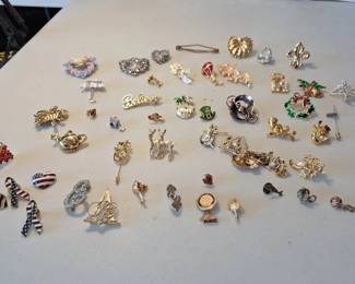 Large Assorted Brooch  Lapel Pin Lot  Holiday, Patriotic  Novelty Designs
