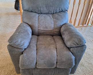  03 LaZBoy Power Recliner with Adjustable Headrest  Lumbar