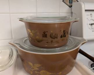 VINTAGE PYREX CASSEROLE SET - Early American pattern. Brown glass w/gold motifs. 