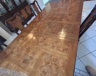 This product is a formal wood dining room table set, likely by Henredon, featuring high-gloss marquetry top and chairs. 2 leafs 