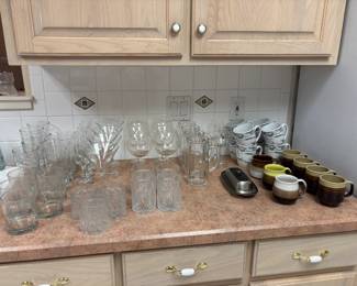 Fine glassware and mugs 