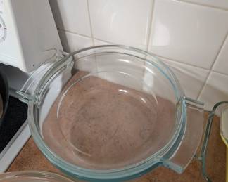 Large vintage Pyrex bowl with lid 