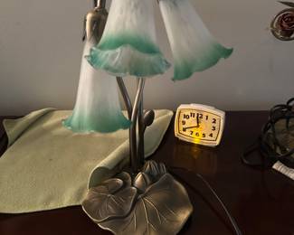 Beautiful Tiffany Style 17" Green Lilly Pad Tulip Accent Lamp