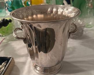Gorham silver-plated champagne chiller or ice bucket,  Regency style with fluted top and twin handles. 
Material: Silver plate (EP - Electroplate).
Dimensions: Approximately 9.5 inches high and 9 inches wide.mid-20th century.
